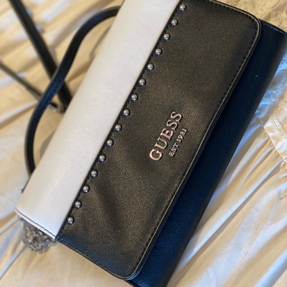 Brand NEW Guess crossbody purse $40 - Picture 3 of 5